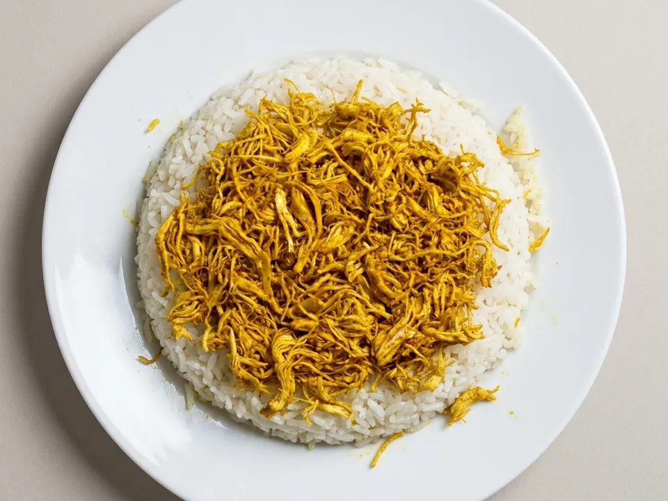 Porselen tabakta körili tavuklu pilav (servis önerisi)